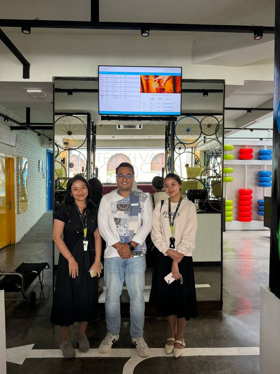 Aplikasi Flight Schedule TV Diinstal di Viva Dash Hotel