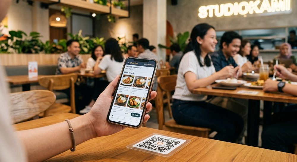 Pelanggan memindai QR code di meja menggunakan smartphone untuk menggunakan sistem pemesanan restoran OMASYS tanpa aplikasi.