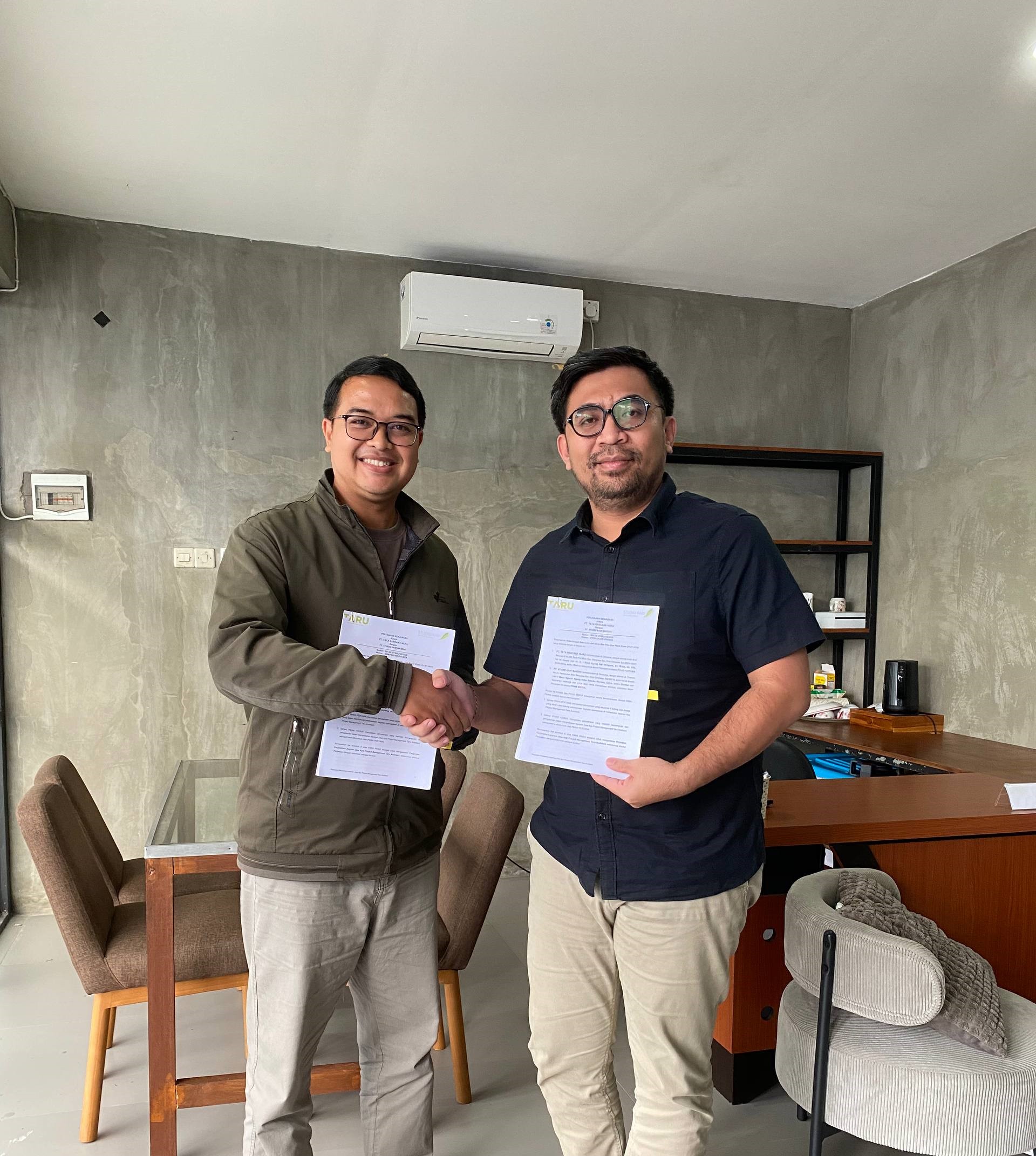 Meeting Pengembangan Aplikasi & Tanda Tangan Perpanjangan Perjanjian Aplikasi Project Management Taru Architect 2026-2027