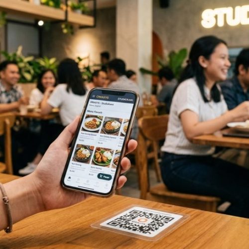 Pelanggan memindai QR code di meja menggunakan smartphone untuk menggunakan sistem pemesanan restoran OMASYS tanpa aplikasi.