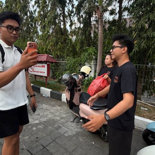 A Humanitarian Gesture Kami Creative and Lalapan Cak Jul Distribute Meals to Gas Station Attendants and Security Personnel in Bali